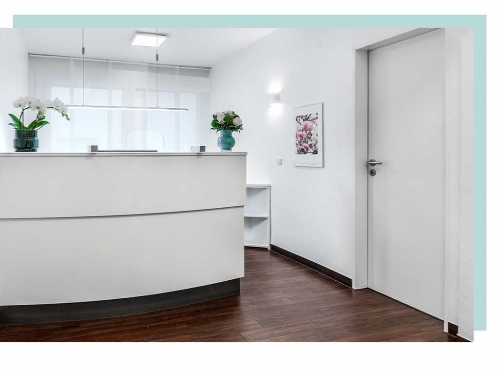 Ein Foto des Empfangsbereiches der Praxis