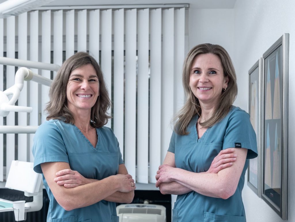 Profilfoto der beiden Zahnärztinnen Dr. Stephanie Janßen und Dr. Petra Weihl